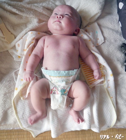 ≪生後0ヶ月≫赤ちゃんに服を着せるシンプル2ステップ