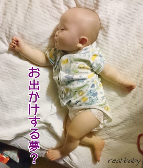 睡眠中の赤ちゃんが白目をむいている！これって危険なの？